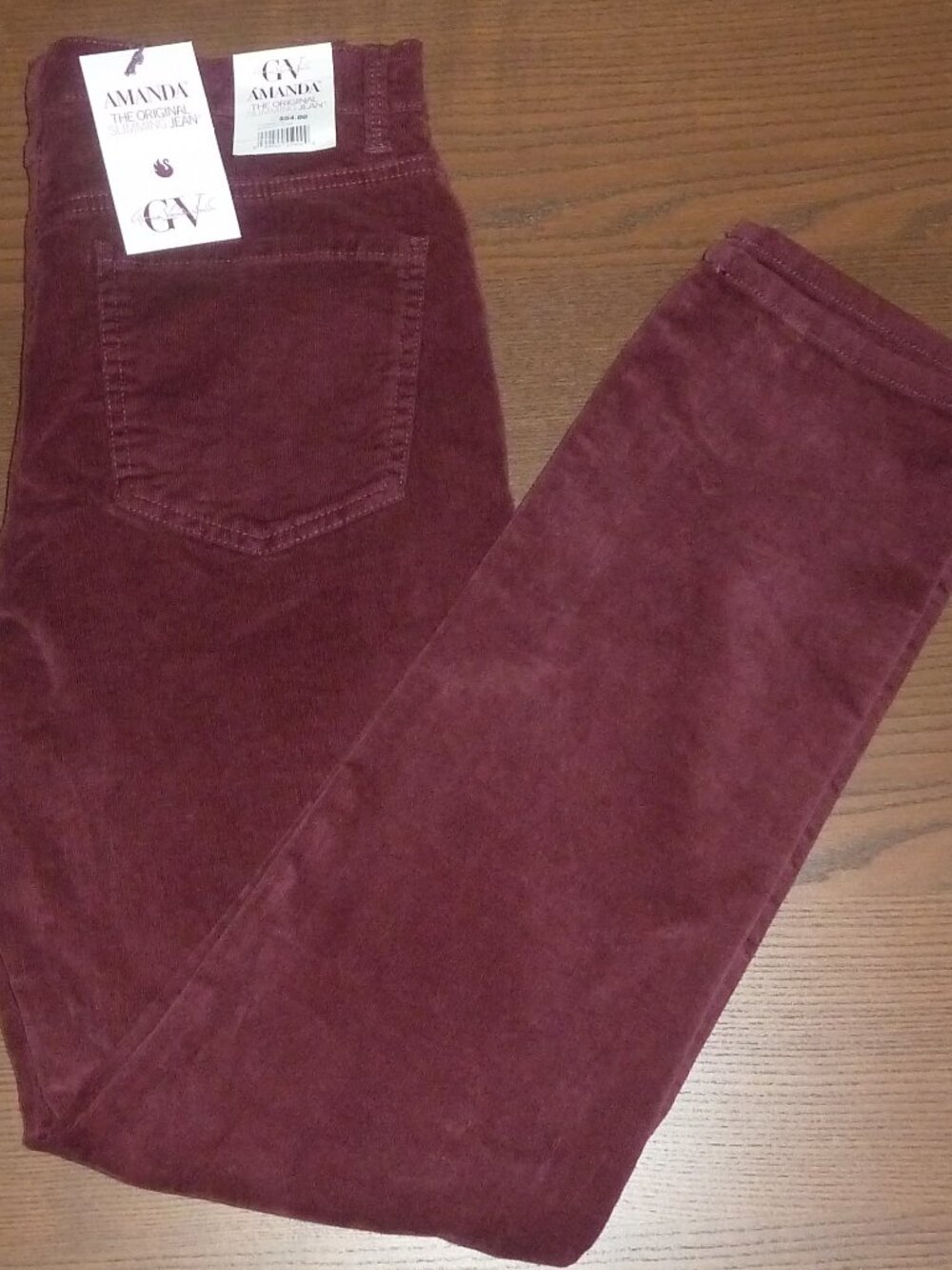 Gloria Vanderbilt Burgundy corduroy Amanda Slimming pants Size 6 Average